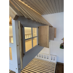Spielbett aus Holz mit kompletter Schutzwand auf der oberen Ebene